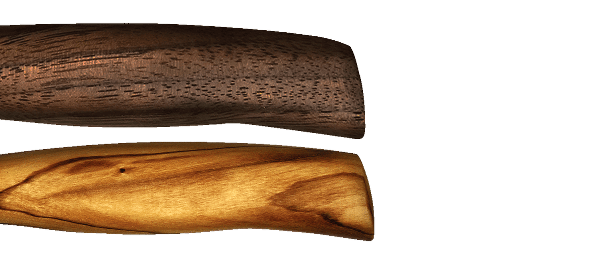 Detailaufnahme von Messergriffen aus edlem Walnuss- und Olivenholz, handgefertigt für ergonomischen Halt, edle Optik und langlebige Solinger Qualität.