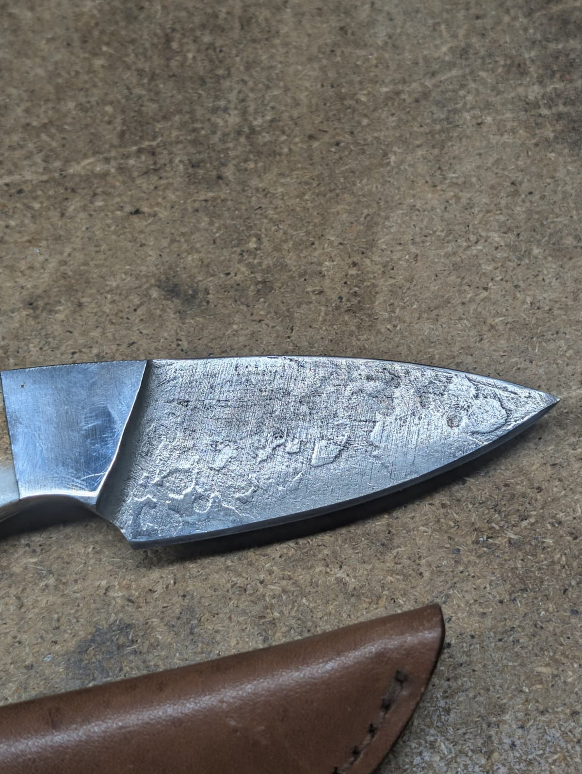 Altes Jagdmesser Damast, inkl. Lederschüppi